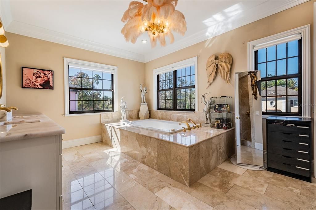 For Sale: $3,500,000 (5 beds, 6 baths, 5777 Square Feet)