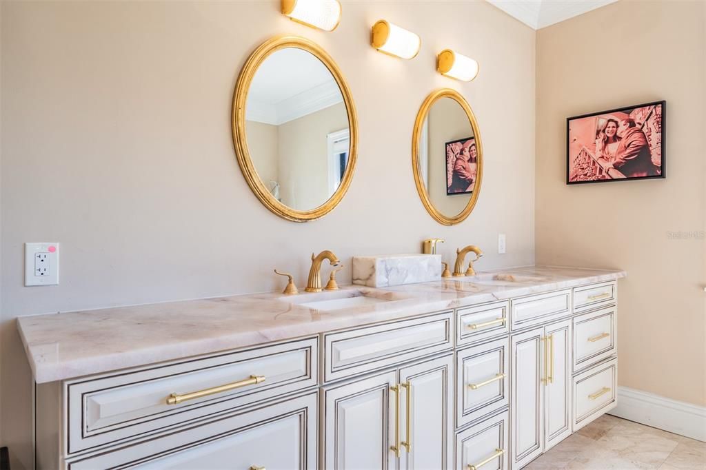 For Sale: $3,500,000 (5 beds, 6 baths, 5777 Square Feet)