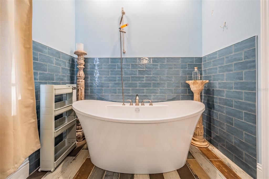 For Sale: $3,500,000 (5 beds, 6 baths, 5777 Square Feet)