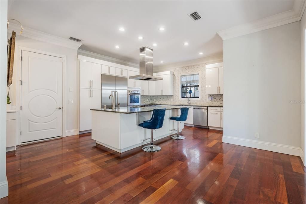 For Sale: $3,500,000 (5 beds, 6 baths, 5777 Square Feet)