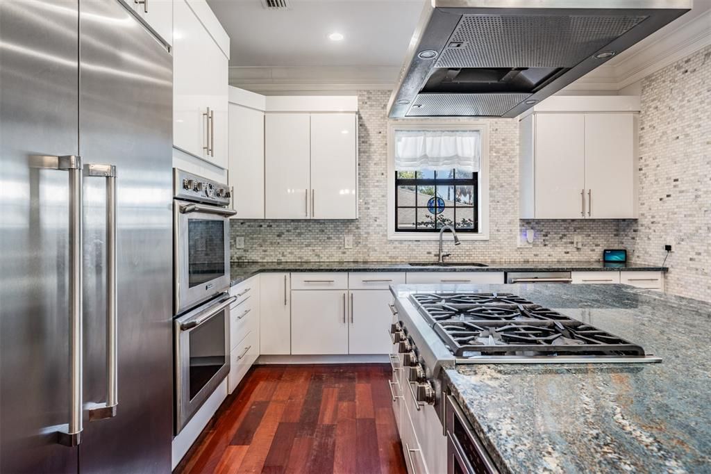 For Sale: $3,500,000 (5 beds, 6 baths, 5777 Square Feet)