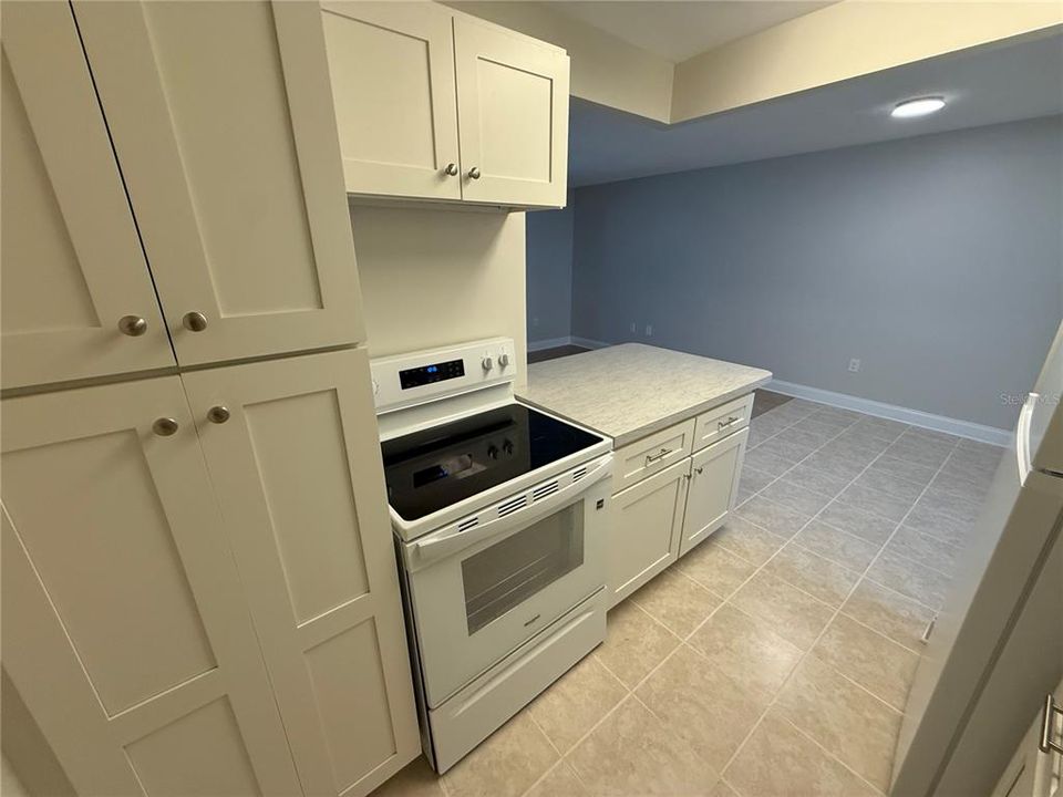 For Sale: $114,900 (1 beds, 1 baths, 747 Square Feet)
