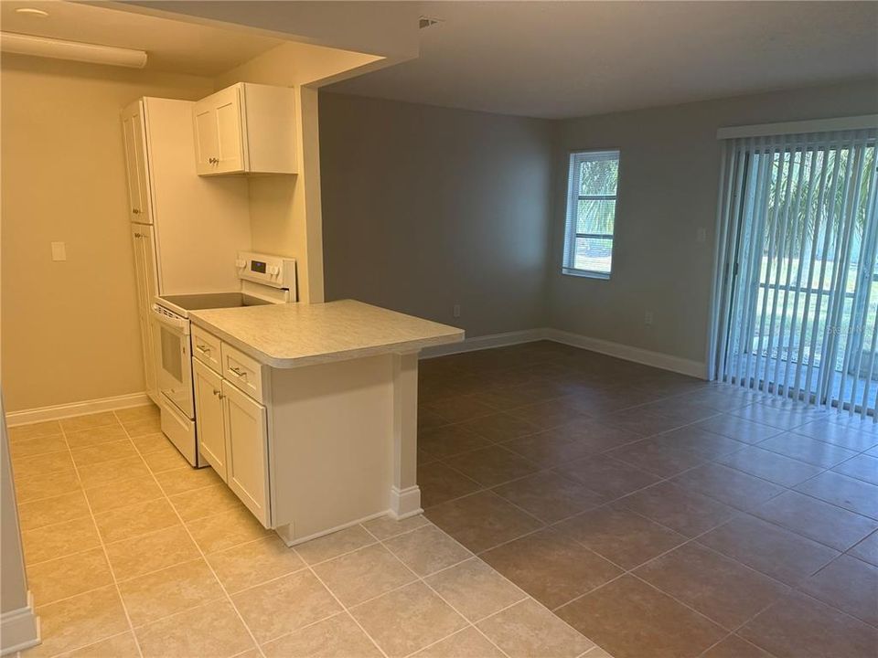 For Sale: $114,900 (1 beds, 1 baths, 747 Square Feet)
