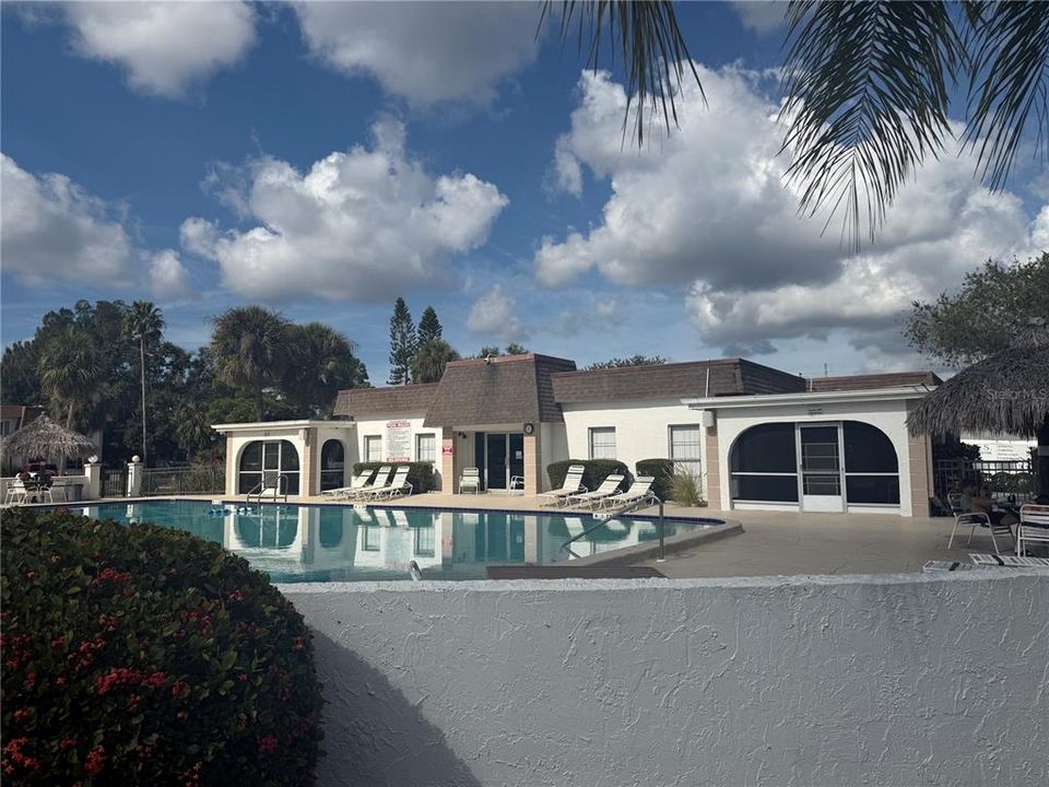 For Sale: $114,900 (1 beds, 1 baths, 747 Square Feet)