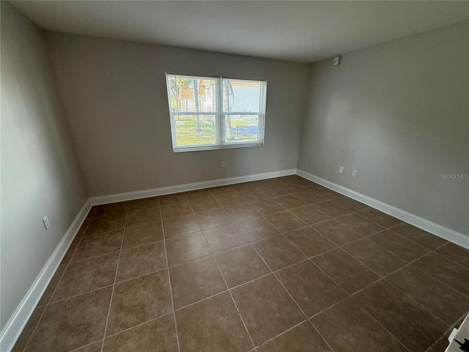 For Sale: $114,900 (1 beds, 1 baths, 747 Square Feet)