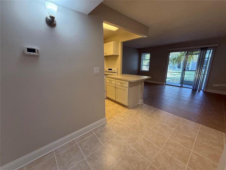 For Sale: $114,900 (1 beds, 1 baths, 747 Square Feet)