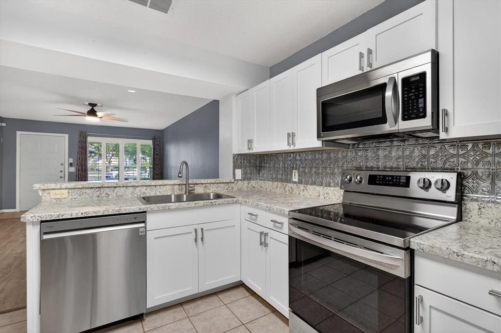 For Sale: $135,000 (2 beds, 1 baths, 925 Square Feet)