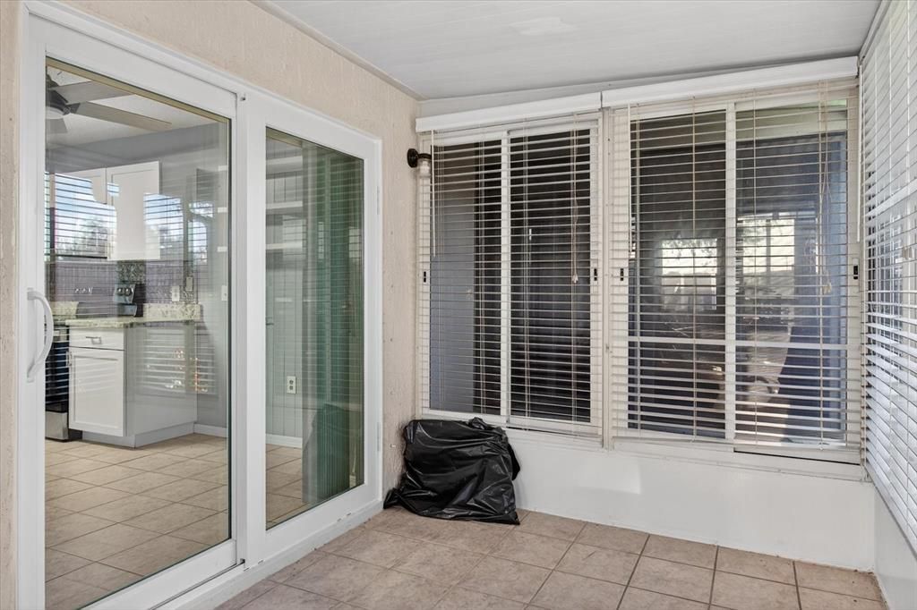 For Sale: $135,000 (2 beds, 1 baths, 925 Square Feet)