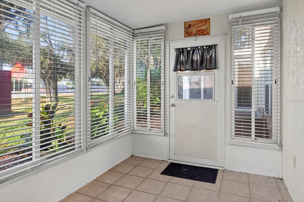 For Sale: $135,000 (2 beds, 1 baths, 925 Square Feet)