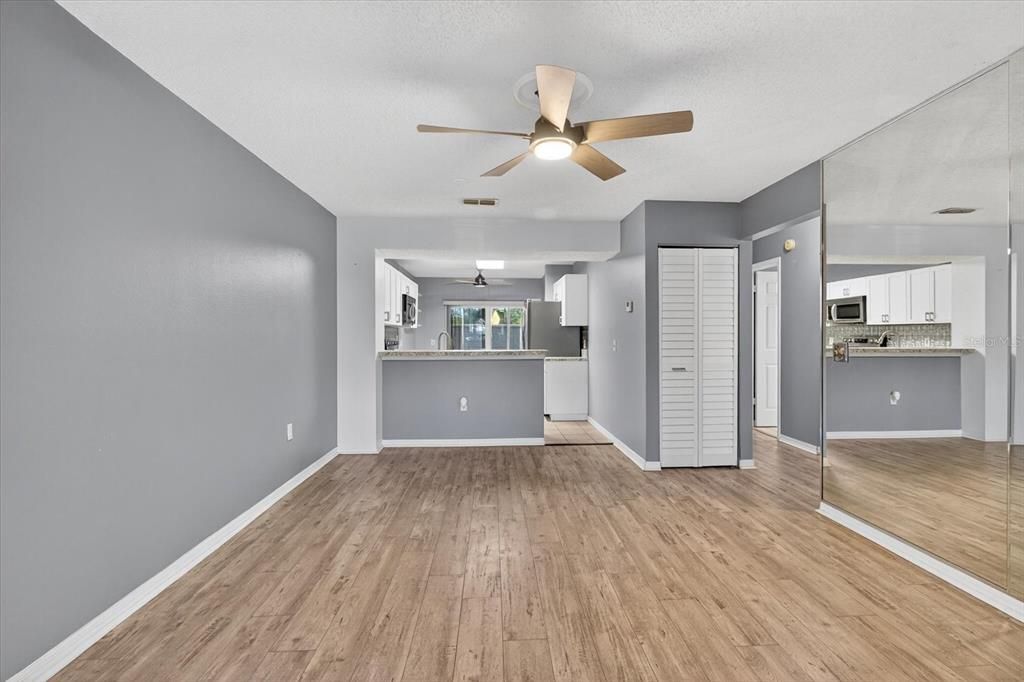 For Sale: $135,000 (2 beds, 1 baths, 925 Square Feet)