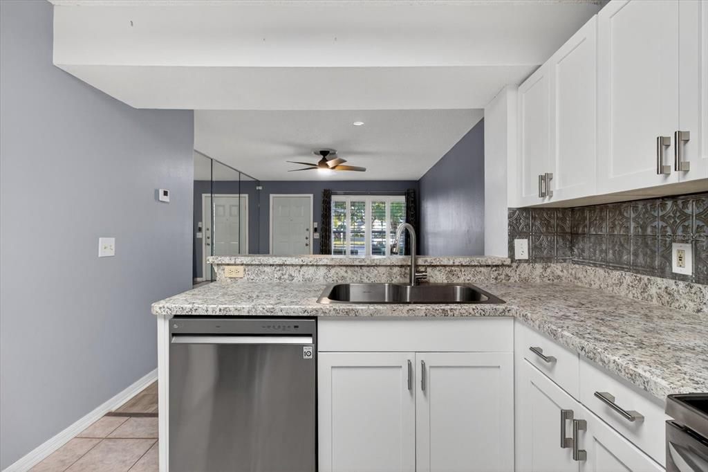 For Sale: $135,000 (2 beds, 1 baths, 925 Square Feet)