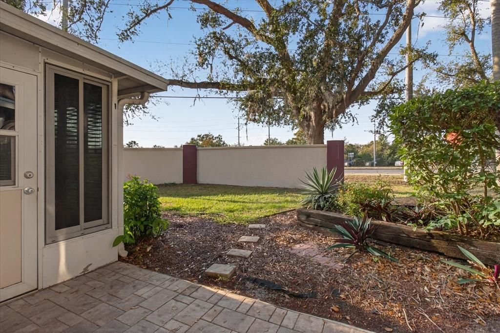 For Sale: $135,000 (2 beds, 1 baths, 925 Square Feet)