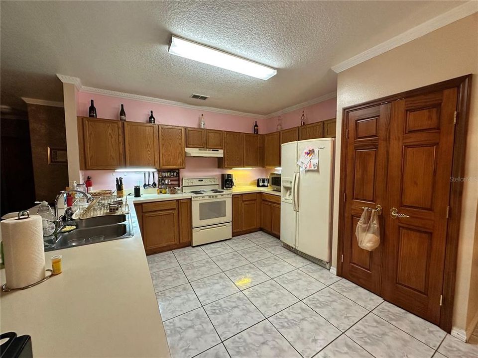 For Sale: $349,990 (4 beds, 2 baths, 2763 Square Feet)