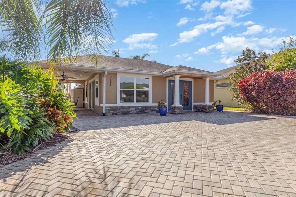 For Sale: $315,000 (1 beds, 1 baths, 864 Square Feet)