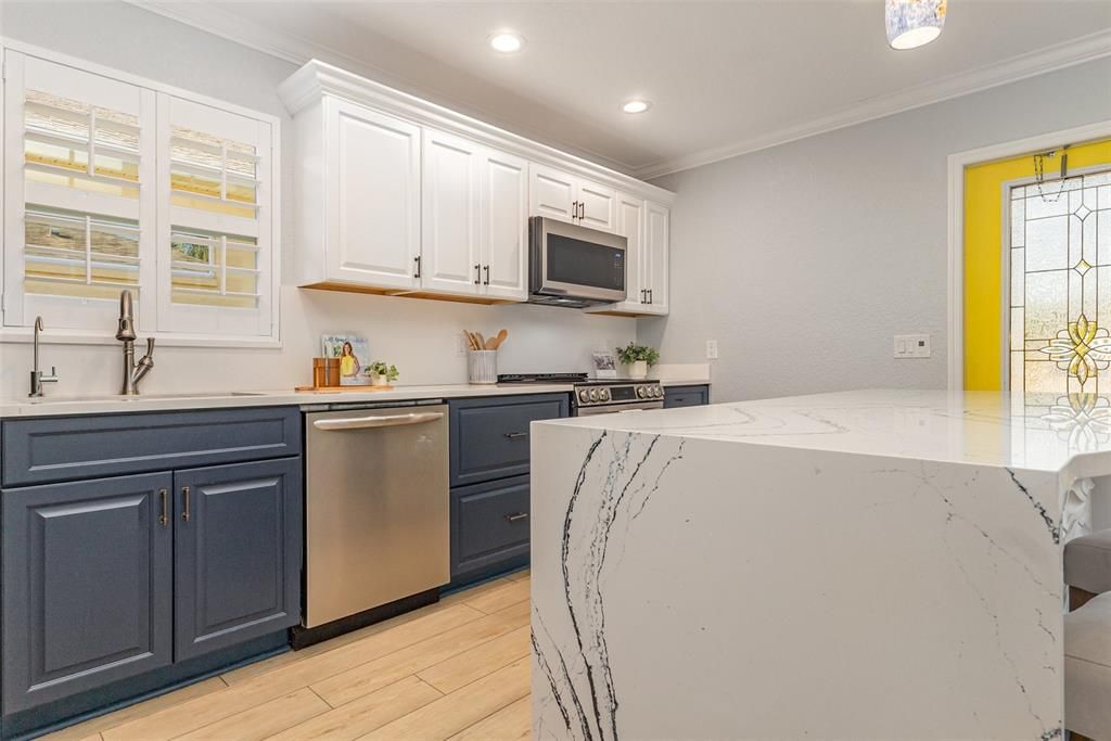 For Sale: $315,000 (1 beds, 1 baths, 864 Square Feet)