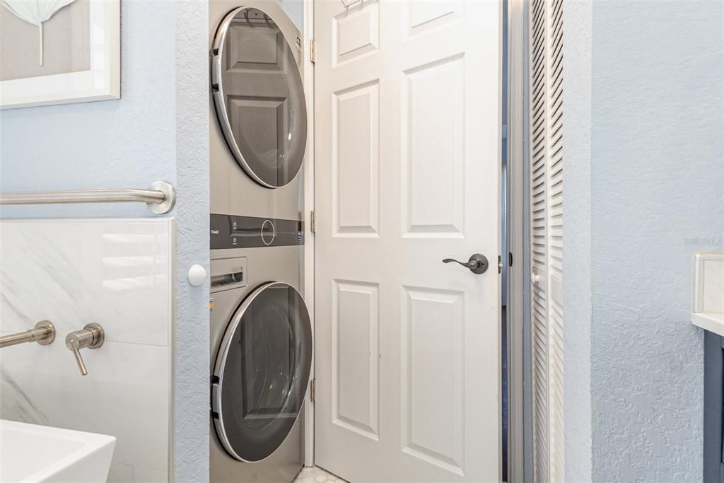 For Sale: $315,000 (1 beds, 1 baths, 864 Square Feet)