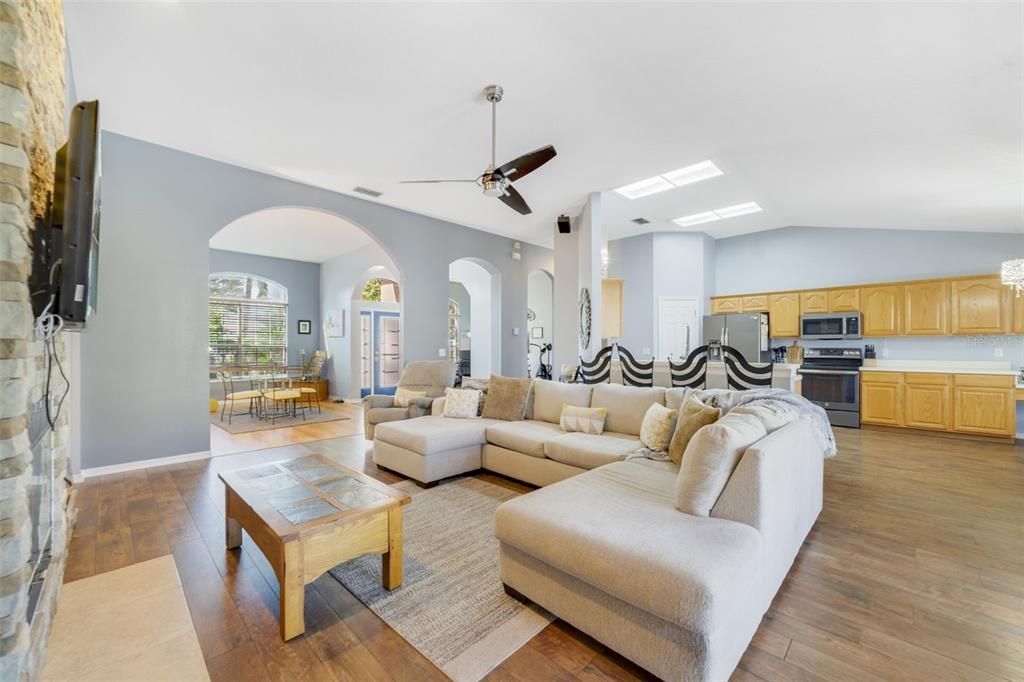 待售: $635,000 (4 贝兹, 3 浴室, 2428 平方英尺)