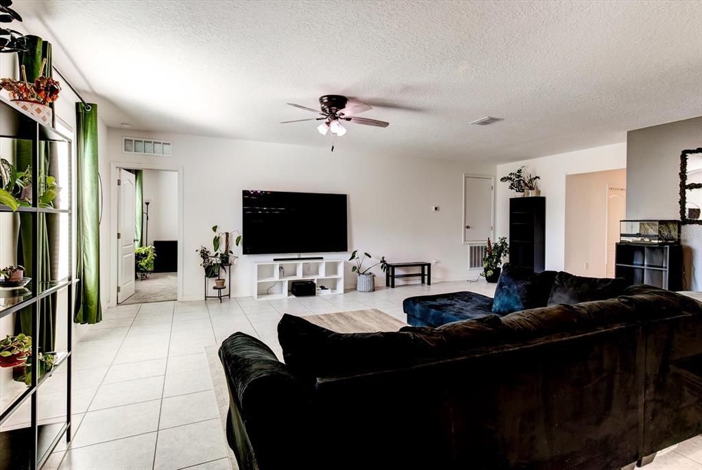 待售: $370,000 (4 贝兹, 2 浴室, 1766 平方英尺)