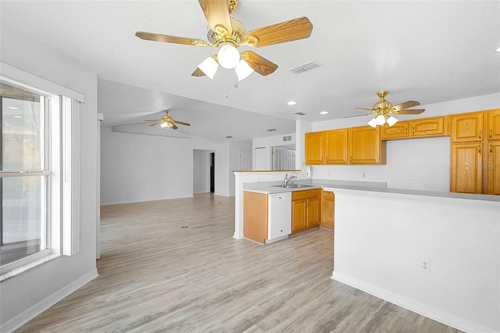 待售: $498,000 (4 贝兹, 2 浴室, 1956 平方英尺)