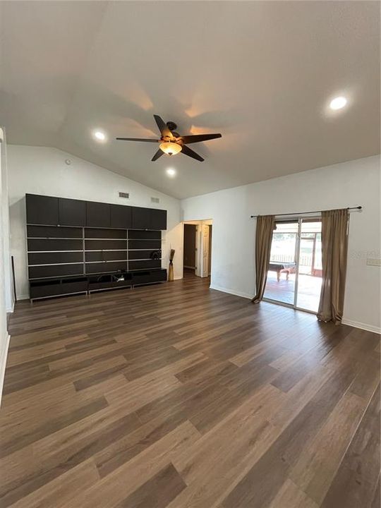 В аренду: $2,300 (4 спален, 2 ванн, 1734 Квадратных фут)