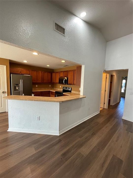 В аренду: $2,300 (4 спален, 2 ванн, 1734 Квадратных фут)