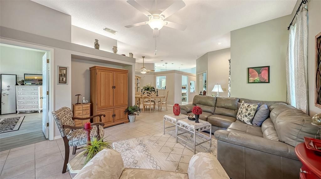 Activo con contrato: $320,000 (3 camas, 2 baños, 1509 Pies cuadrados)