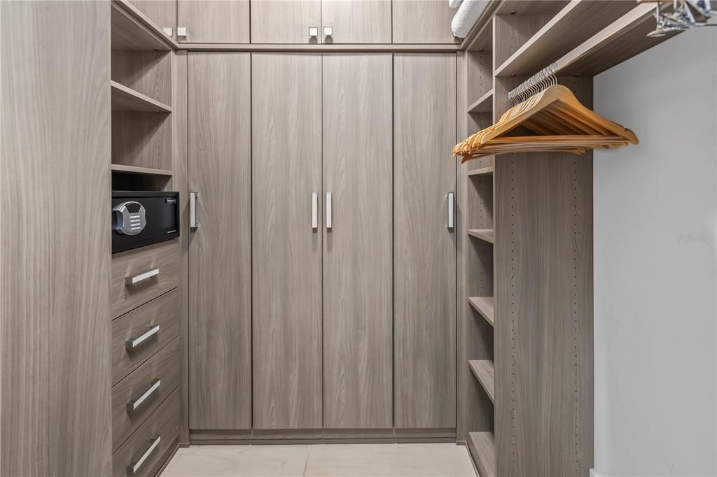 For Sale: $2,700,000 (2 beds, 2 baths, 1646 Square Feet)