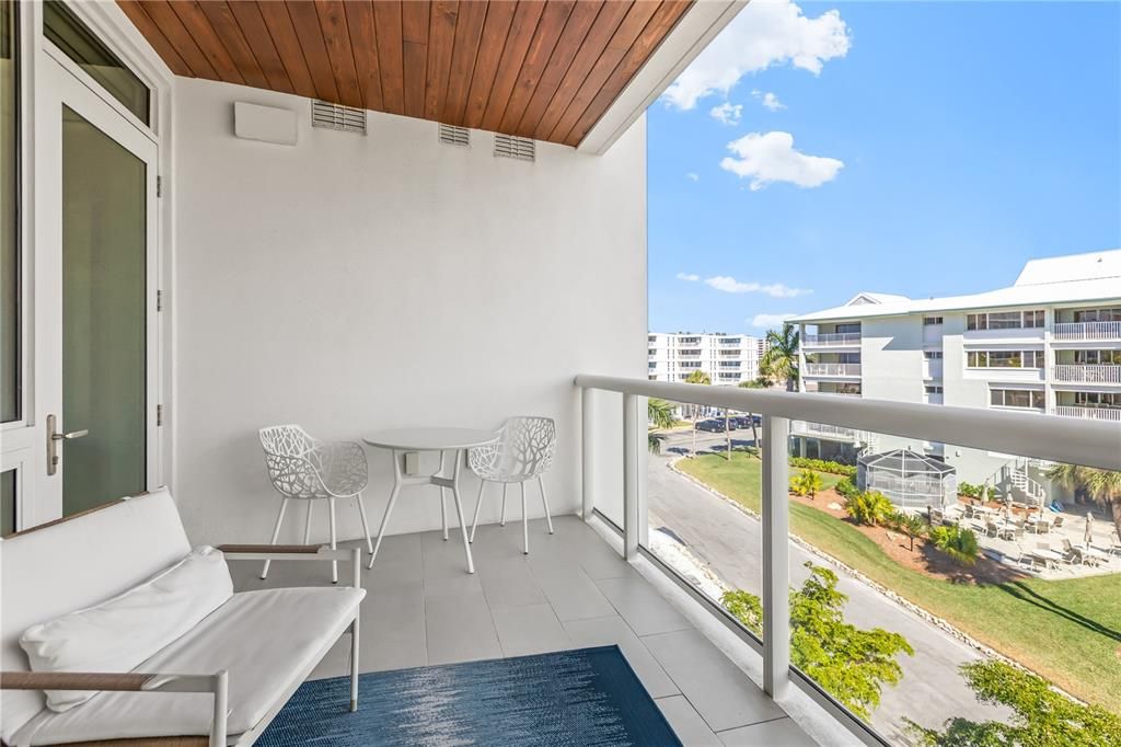 For Sale: $2,700,000 (2 beds, 2 baths, 1646 Square Feet)