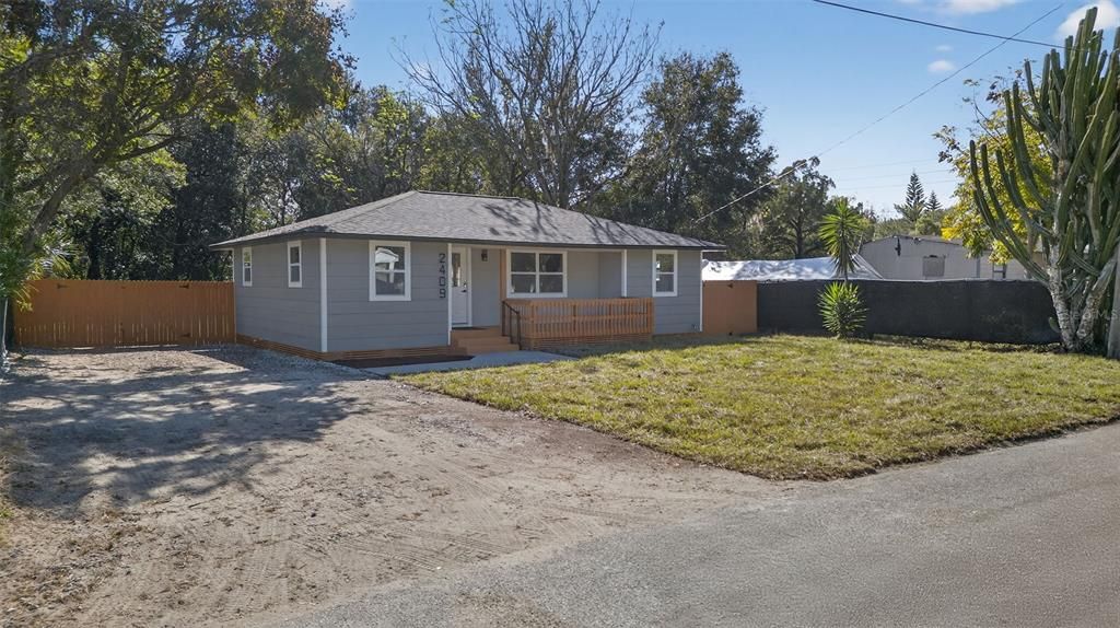 For Sale: $349,900 (3 beds, 2 baths, 1010 Square Feet)