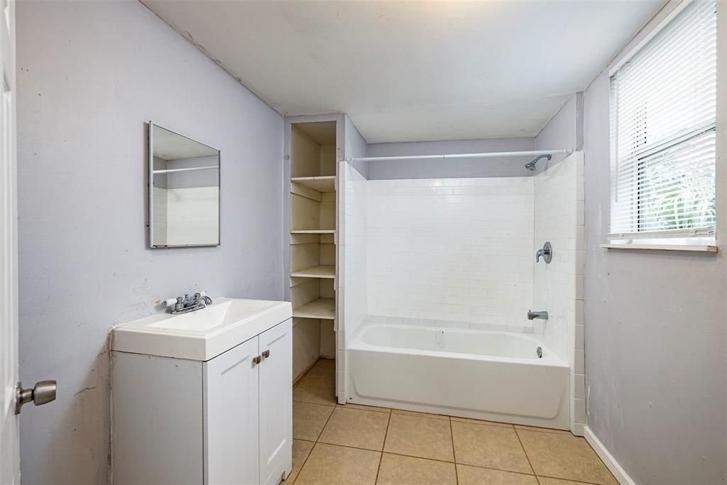 For Rent: $1,520 (2 beds, 1 baths, 810 Square Feet)