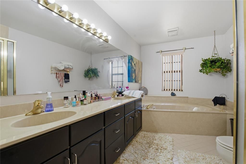 На продажу: $292,999 (3 спален, 3 ванн, 1844 Квадратных фут)