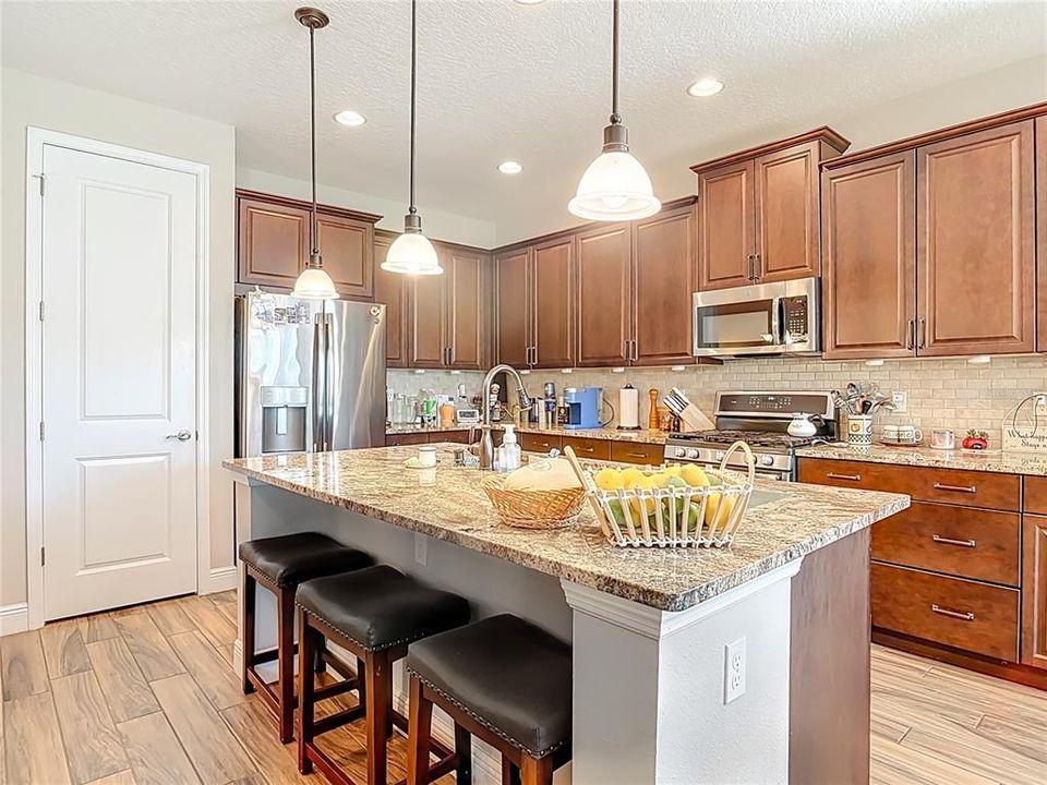 En Venta: $499,900 (3 camas, 3 baños, 2206 Pies cuadrados)