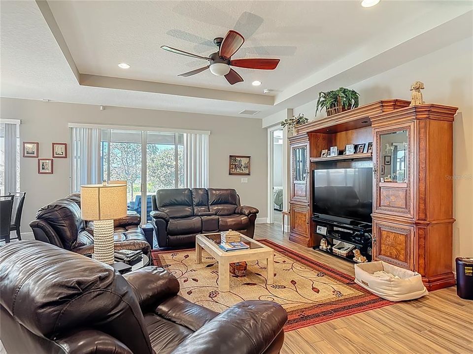 En Venta: $499,900 (3 camas, 3 baños, 2206 Pies cuadrados)