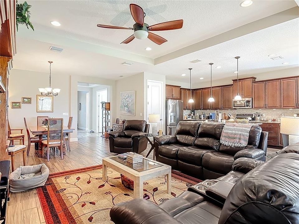 En Venta: $499,900 (3 camas, 3 baños, 2206 Pies cuadrados)