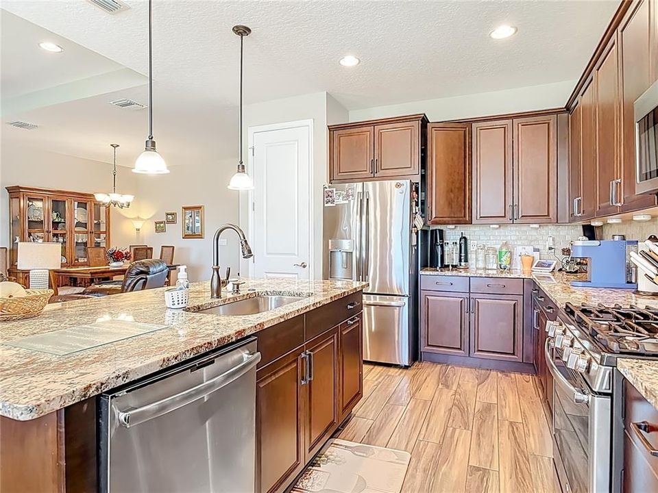 En Venta: $499,900 (3 camas, 3 baños, 2206 Pies cuadrados)