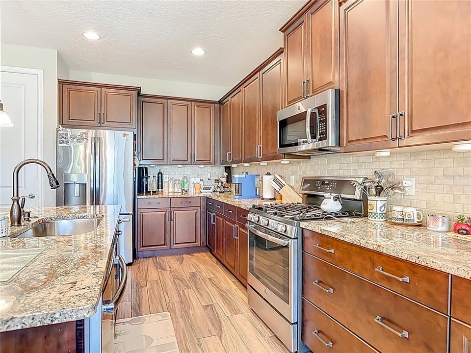 En Venta: $499,900 (3 camas, 3 baños, 2206 Pies cuadrados)