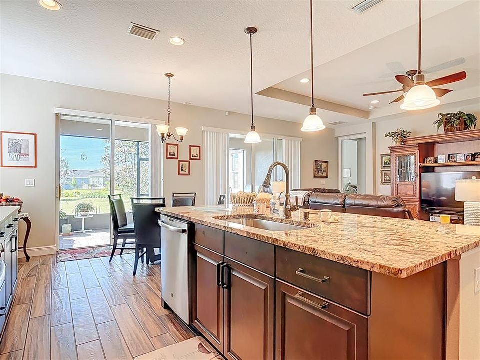 En Venta: $499,900 (3 camas, 3 baños, 2206 Pies cuadrados)