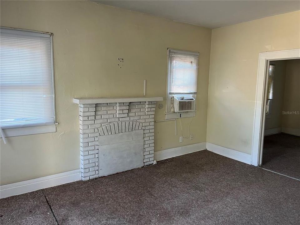 待售: $246,000 (2 贝兹, 1 浴室, 1144 平方英尺)