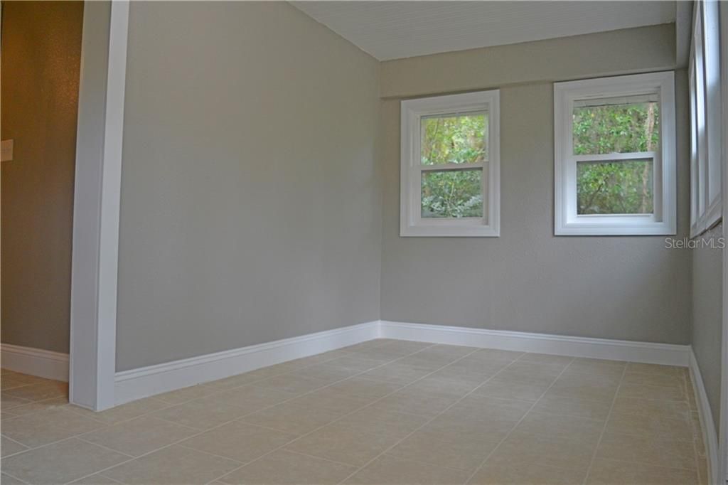 出租: $1,800 (4 贝兹, 1 浴室, 1306 平方英尺)