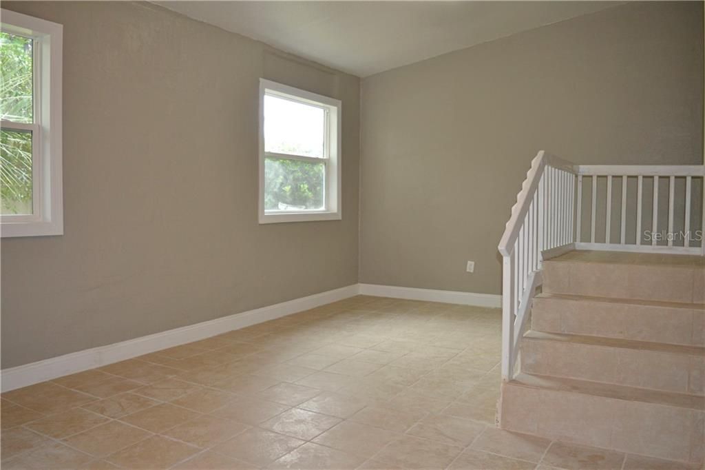 出租: $1,800 (4 贝兹, 1 浴室, 1306 平方英尺)