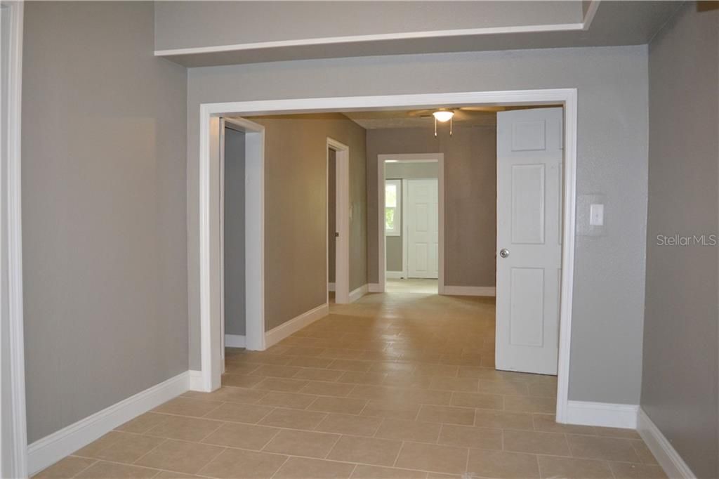 出租: $1,800 (4 贝兹, 1 浴室, 1306 平方英尺)