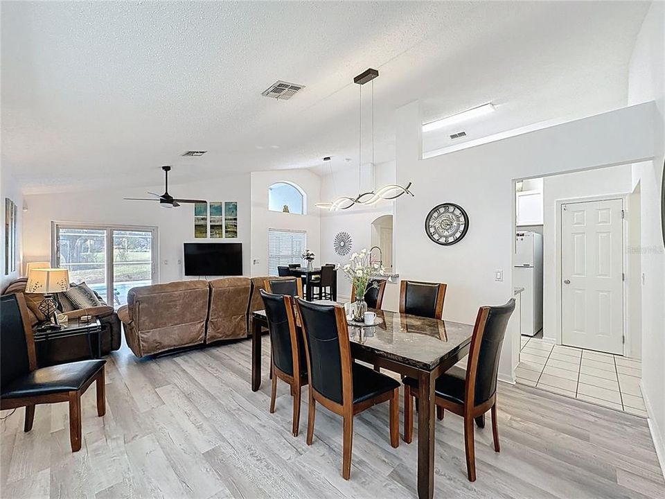 На продажу: $339,999 (4 спален, 3 ванн, 1542 Квадратных фут)