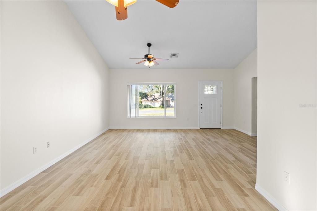 For Sale: $299,900 (2 beds, 2 baths, 1155 Square Feet)