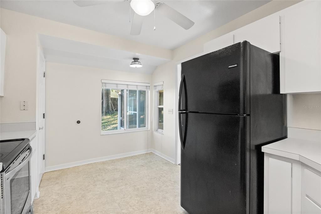 For Sale: $299,900 (2 beds, 2 baths, 1155 Square Feet)