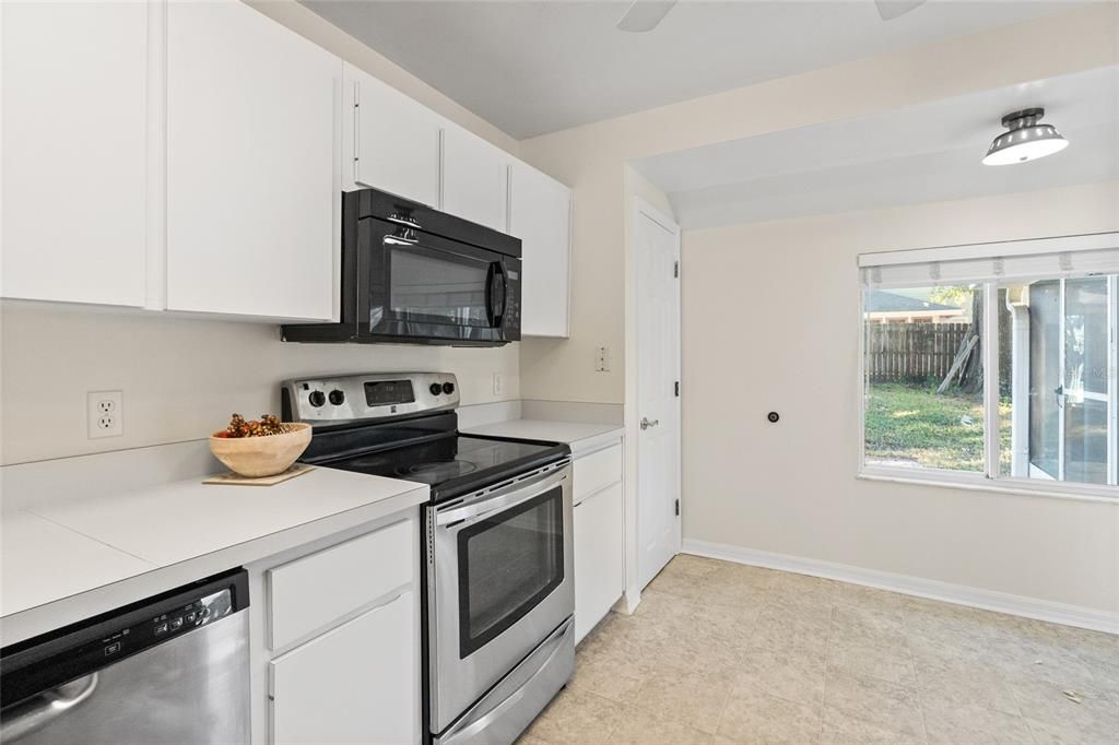 For Sale: $299,900 (2 beds, 2 baths, 1155 Square Feet)