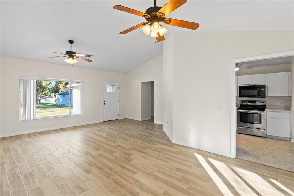 For Sale: $299,900 (2 beds, 2 baths, 1155 Square Feet)