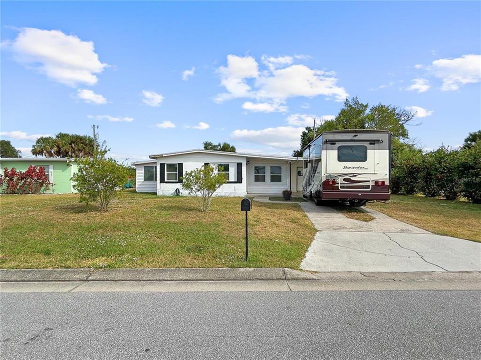 For Sale: $114,800 (2 beds, 1 baths, 609 Square Feet)