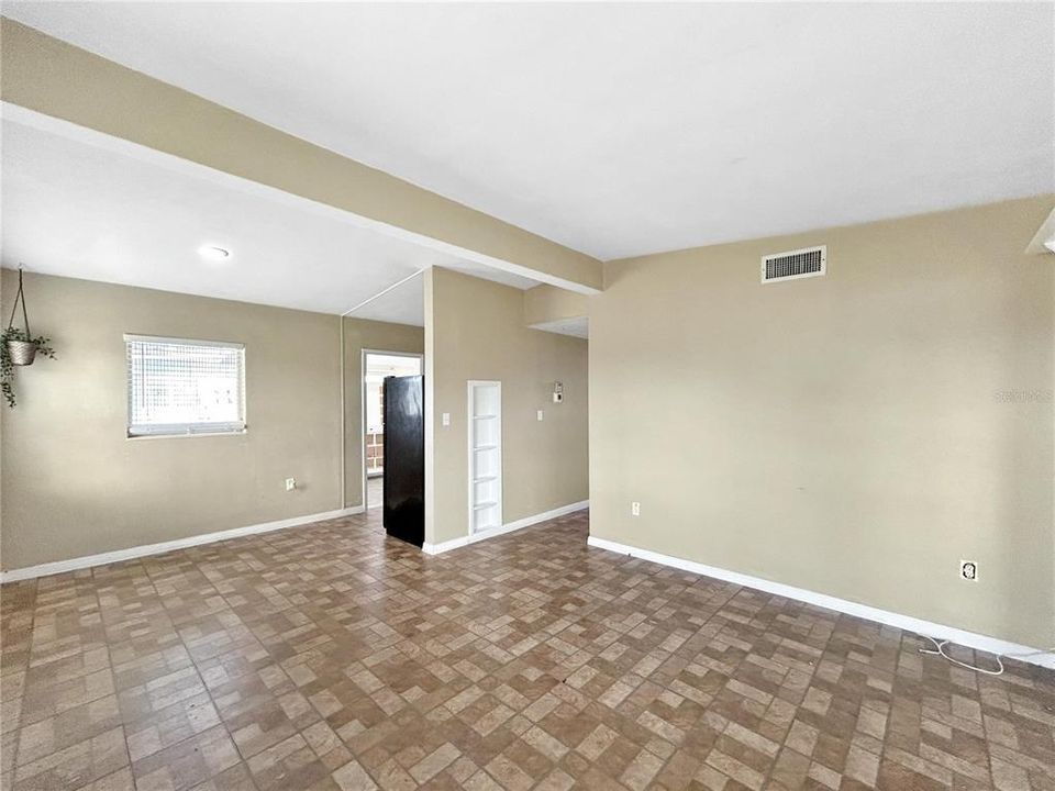 For Sale: $114,800 (2 beds, 1 baths, 609 Square Feet)