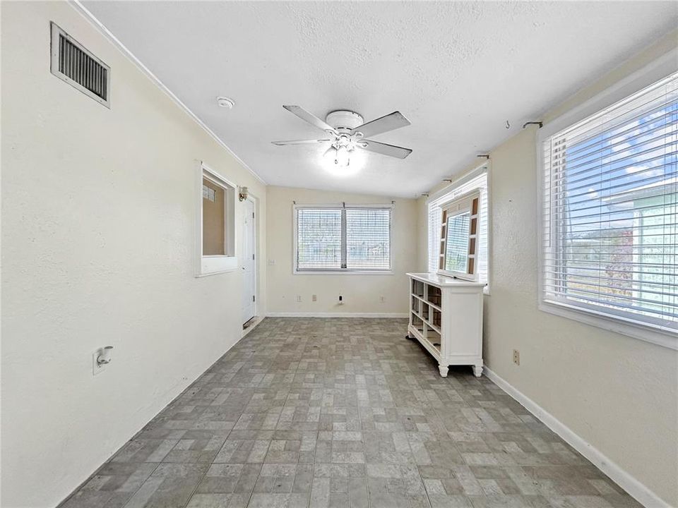 For Sale: $114,800 (2 beds, 1 baths, 609 Square Feet)