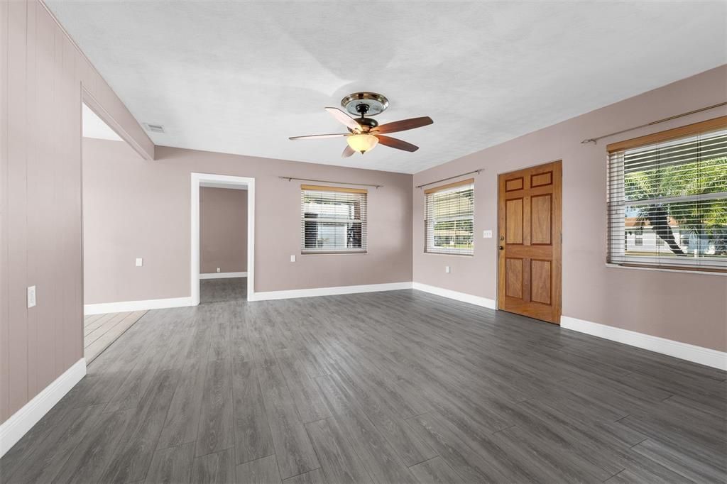 For Sale: $320,000 (3 beds, 1 baths, 1248 Square Feet)